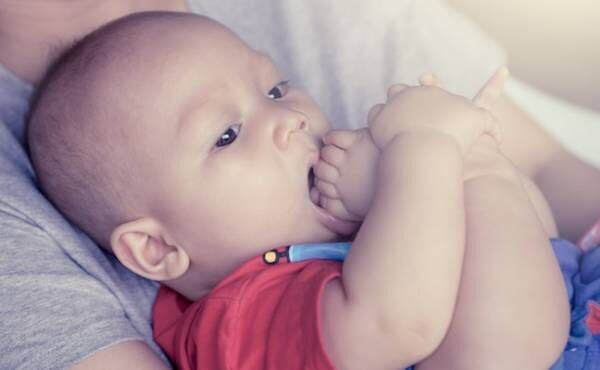 愛情不足 母乳不足 赤ちゃんが指しゃぶりをする理由とは 19年8月22日 ウーマンエキサイト 1 2