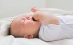 赤ちゃんが夜型なのはなぜ？睡眠リズムをつけるための月齢別のコツとは？