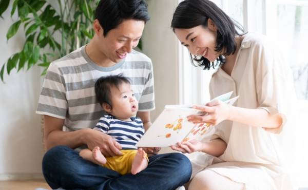 【医師監修】赤ちゃんの絵本の読み聞かせはいつから？ 効果とコツを紹介