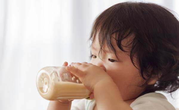 フォローアップミルクは与えるべき？余ったときの利用法は？【医師監修】
