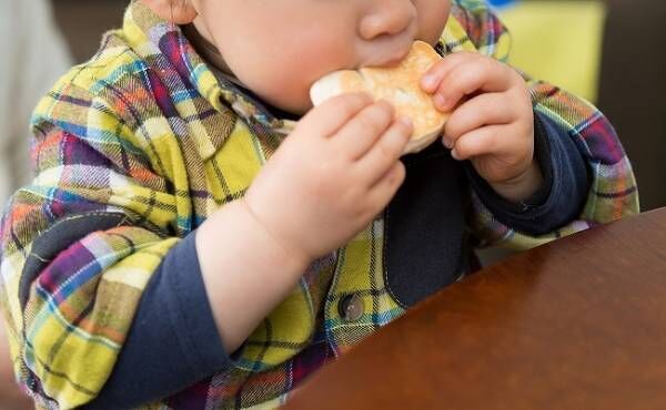 パンを食べる幼児