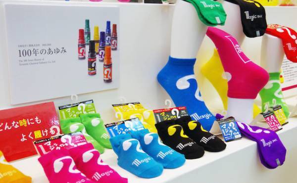 懐かしのあの文房具がソックスに！親子でリンクコーデが楽しめる