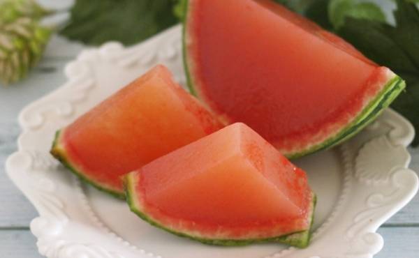 簡単かわいい！子どもが喜ぶ「まるごとスイカゼリー」【管理栄養士監修】