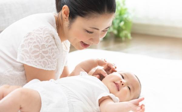【生後1～2カ月】首すわり前の赤ちゃんと一緒にできる心を育む遊び方
