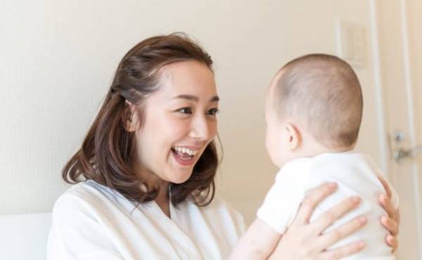 夫に指摘され心配に…。生後3カ月の赤ちゃんとの遊び方【助産師に相談】