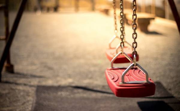 ブランコから転落、前歯が折れた…いつ抜けてしまうかと不安だった体験談