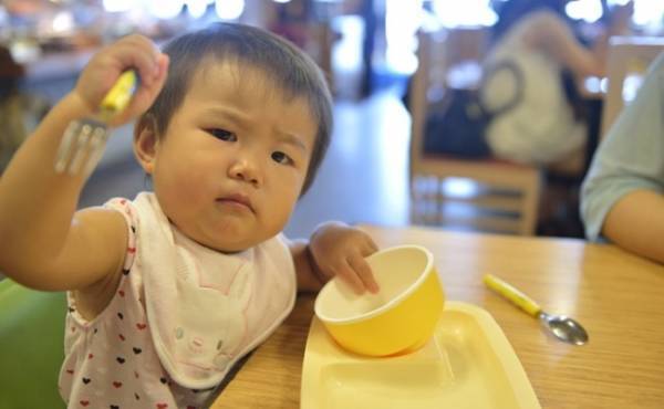 どう対応すればいい？！子どもが怒ったときに物を投げる【ママの体験談】