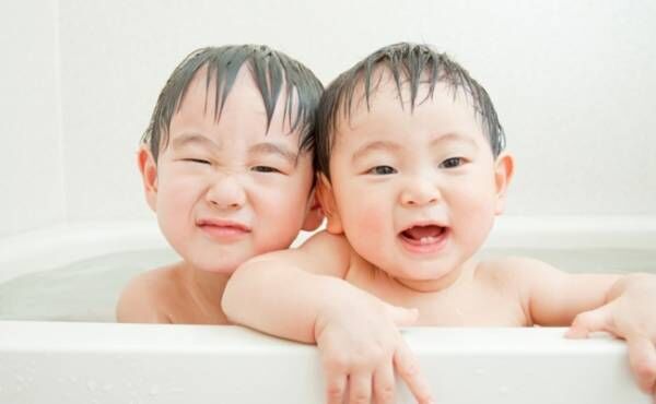 お風呂に入っている兄弟のイメージ
