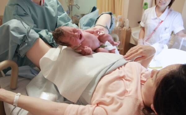 出産した妊婦さんと生まれた赤ちゃんのイメージ