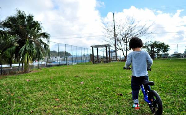 道路で遊ぶのは絶対ダメ！ペダルなし二輪遊具の事故に注意して