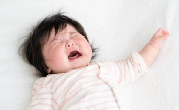 寝ぐずりで泣く赤ちゃんのイメージ