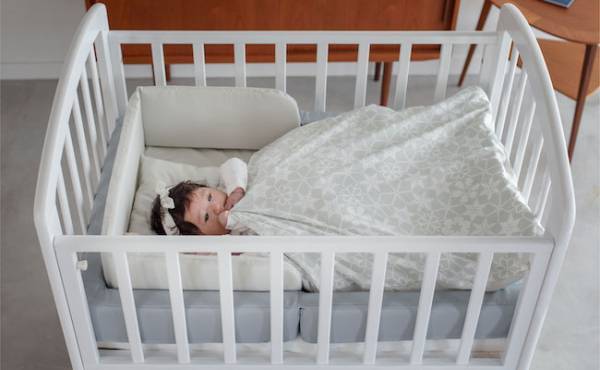 折り畳んで持ち運びもラク！カトージの折りたたみベビー組布団【ラクに楽しく♪特集】