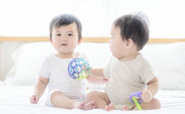 保育士が教える！双子の赤ちゃんにラクに離乳食を食べさせるコツ【ラクに楽しく♪特集】