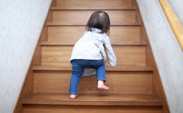 階段をよじ登る赤ちゃん