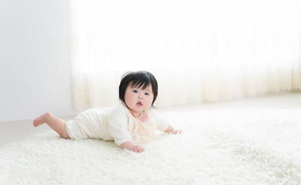 背中を向けたら最後！？ 赤ちゃんの後追いはこう対処した！【体験談】