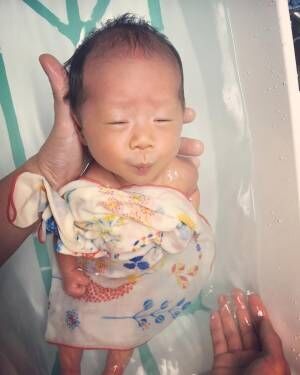 沐浴中の赤ちゃん写真