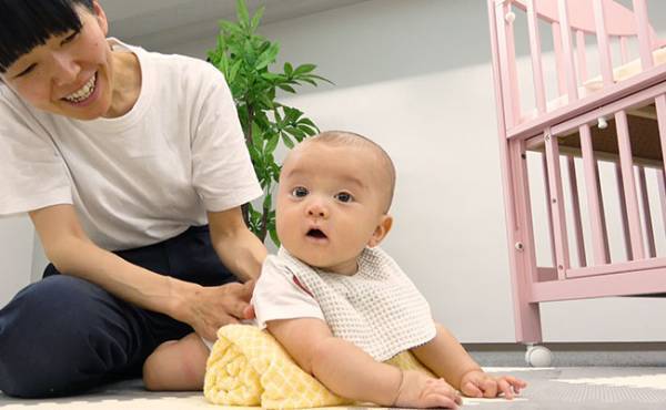 これで夜グッスリ？！ 赤ちゃんと楽しく「うつぶせ遊び」【助産師監修】