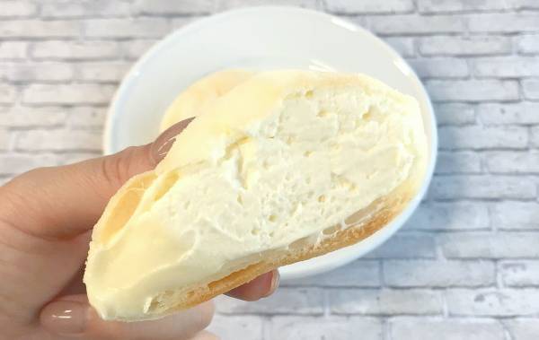 【コンビニ新作】え、吸って食べるの！？驚きのシュークリーム爆誕！