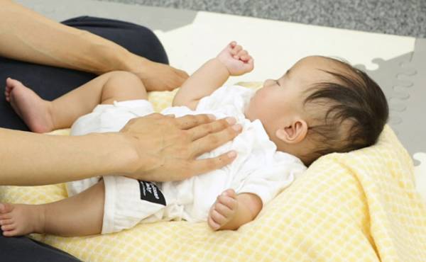 「背中スイッチ」克服！ 赤ちゃんの寝かしつけのコツ【助産師監修】