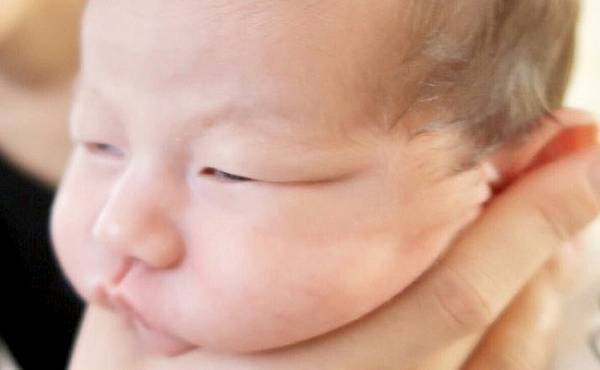 ジワる人続出！ゲップ待ち赤ちゃんのかわいい表情大集合♡