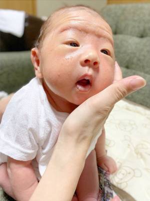 ジワる人続出！ゲップ待ち赤ちゃんのかわいい表情大集合♡