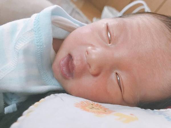 ジワる人続出！ゲップ待ち赤ちゃんのかわいい表情大集合♡