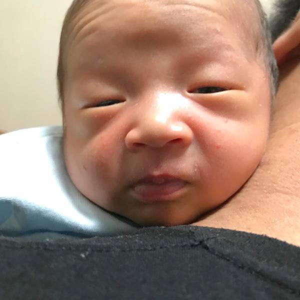 ジワる人続出！ゲップ待ち赤ちゃんのかわいい表情大集合♡
