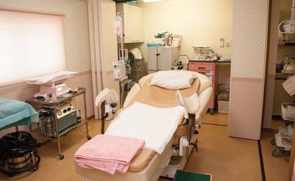 分娩室で隣の妊婦さんがパニック！！自分の陣痛を忘れた出産体験談