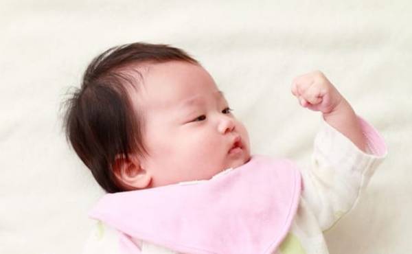 自分の手をじーっと見つめていて心配…。何か問題が？ 【助産師に相談】