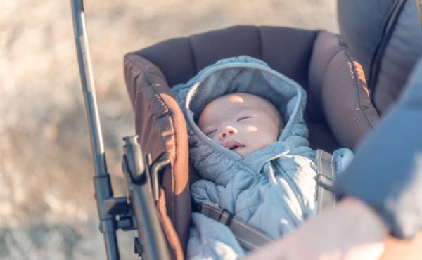 厚着しすぎに要注意！助産師が教える赤ちゃんの冬のお出かけファッション