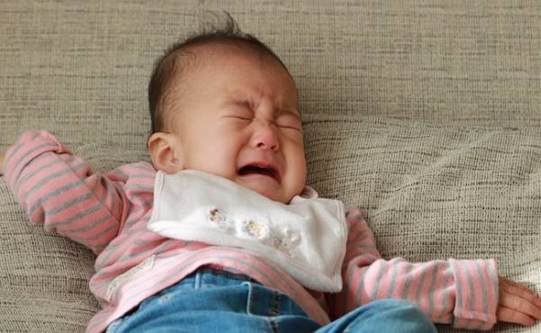 ママの姿が見えないと赤ちゃんはどうして泣くの？【ママの体験談】