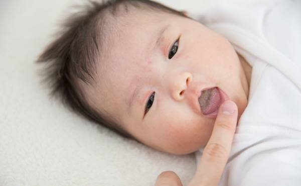 もう嘔吐で慌てない！赤ちゃんの対処のコツ【3児ママ小児科医の育児】