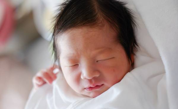 必死にいきむと…ボトッ。出産時の「便」は他人事だと思ってた【体験談】