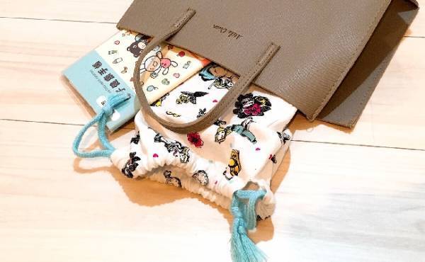 妊娠中、混み合う電車へ。優先席の前に立つ私に女子高生が…【体験談】