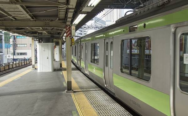 妊娠中、混み合う電車へ。優先席の前に立つ私に女子高生が…【体験談】