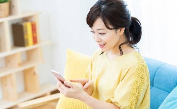 携帯電話を操作する女性