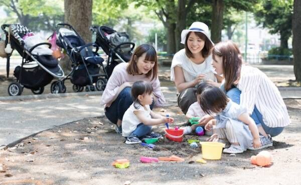 公園で遊ぶママ友達