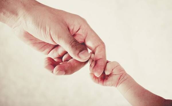 パパの手と新生児の手