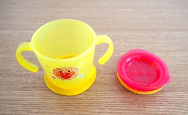 コップ飲みの練習に「アンパンマン ステップアップ コップ」が大活躍！