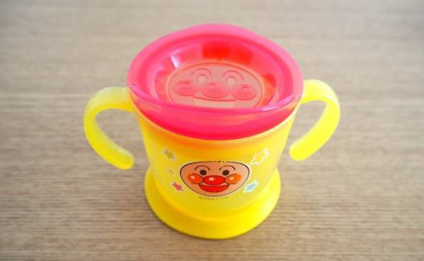 コップ飲みの練習に「アンパンマン ステップアップ コップ」が大活躍！
