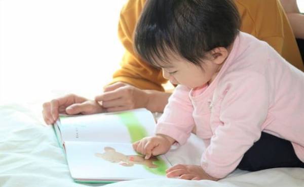 今からでは遅い！？ 赤ちゃんへの絵本の読み聞かせについて助産師がアドバイス