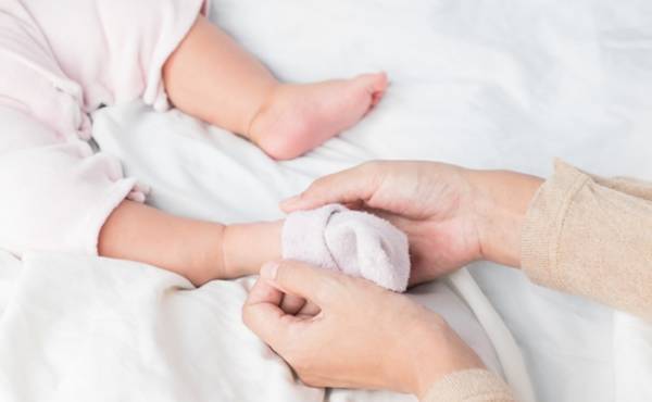 赤ちゃんに靴下は必要なの？ 季節は関係ある？おすすめの靴下とは？