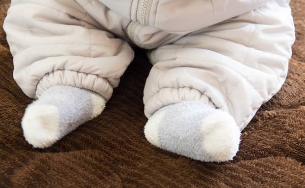 足が冷たい…。赤ちゃんに靴下を履かせたほうがいい？【助産師に相談】