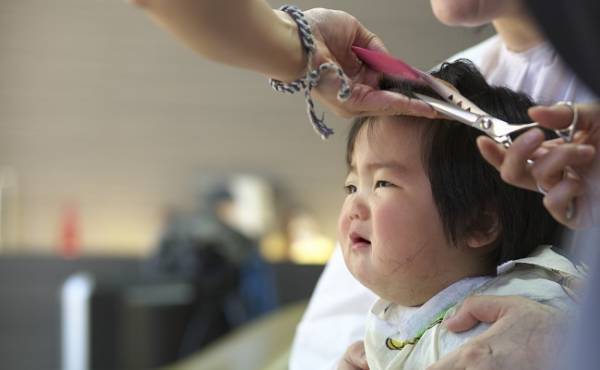 「甘く見ていた…ッ！」もうヘトヘト！子どものヘアカットで痛感したこと