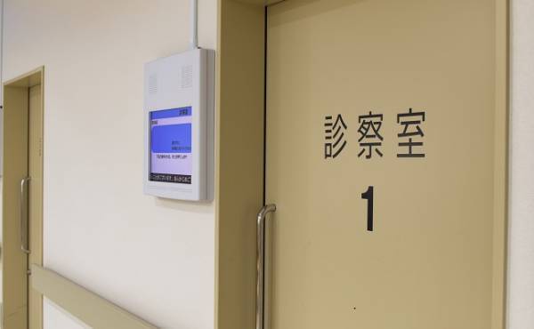 もしかして骨折！？年末年始に2歳児が椅子の上から落下して…【体験談】