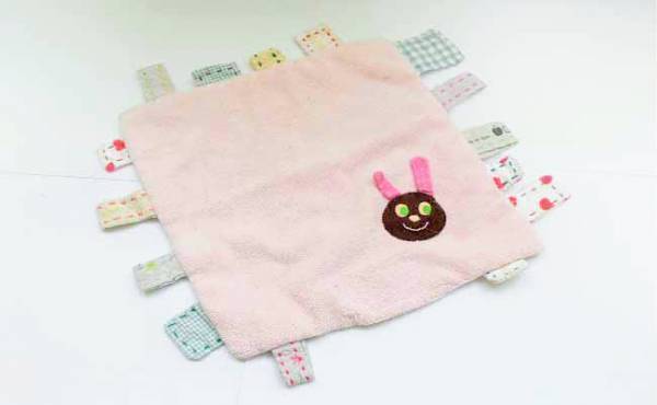 触るとカシャカシャ鳴るタオルのおもちゃを手作り！【ママの体験談】