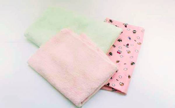 触るとカシャカシャ鳴るタオルのおもちゃを手作り！【ママの体験談】