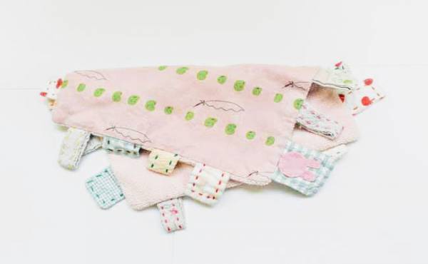 触るとカシャカシャ鳴るタオルのおもちゃを手作り！【ママの体験談】