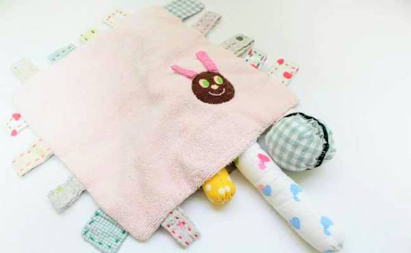 触るとカシャカシャ鳴るタオルのおもちゃを手作り！【ママの体験談】