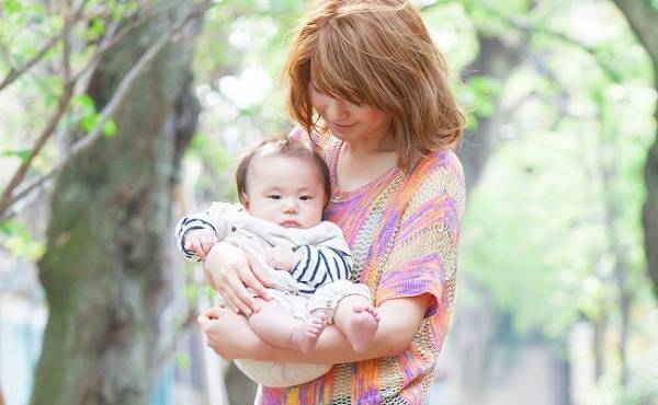 20歳で妊娠、出産 。若いママだからという目で見られる苦悩【体験談】